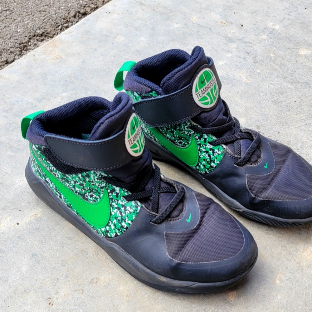 Boys Nike Team Hustle Shoes